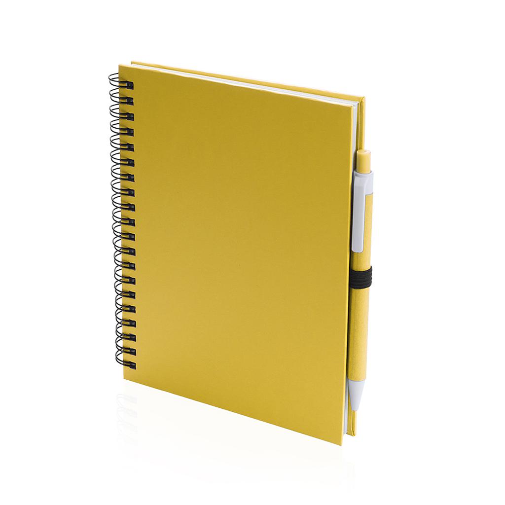Libreta A5 de anillas con tapas de
cartón reciclado. 70 hojas y bolígrafo incluido. Medidas: 15 x 18,2 cm. Marcaje: Serigrafía 1 color